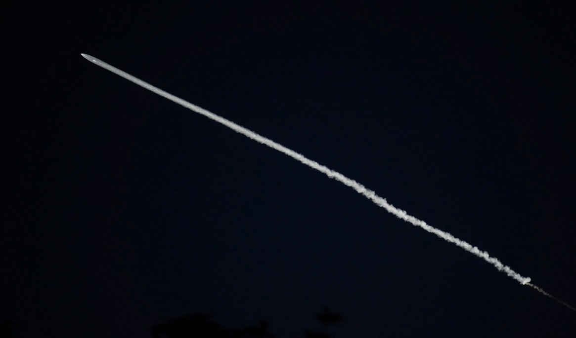 En Space X-raket med en Starlink-satellit som sköts upp under sommaren 2026. Arkivbild. Foto: Damian Dovarganes/AP/TT