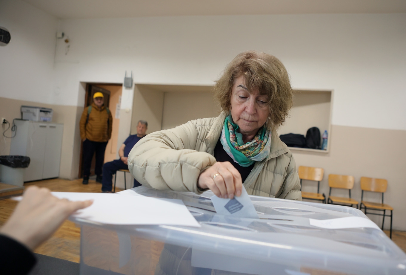 En kvinna lägger sin röst i Sofia på söndagen. Foto: Valentina Petrova/AP/TT