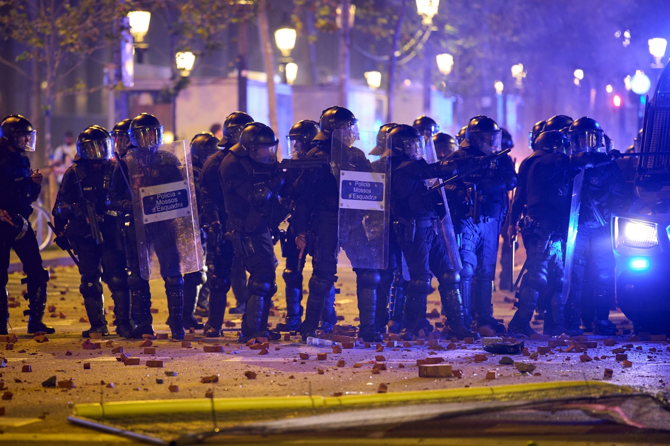 Polis under sammandrabbningar i samband med en tidigare protest i Barcelona, måndagen den 5 oktober. Foto: Emilio Morenatti/AP/TT