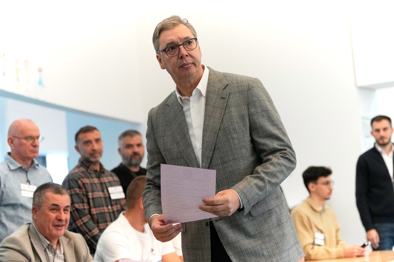 Aleksandar Vucic, ledare för Serbiens regeringsparti SNS, när han röstade i huvudstaden Belgrad på söndagen. Foto: Darko Vojinovic/AP/TT