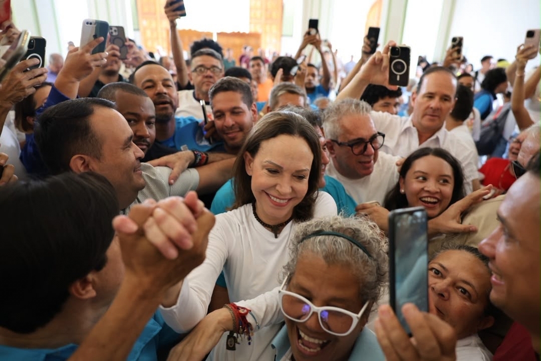 Venezuelas oppositionsledare María Corina Machado, klädd i vitt, framträdde i en kyrka i staden Barquisimeto väster om huvudstaden Caracas på söndagen. Foto: Vente//AP/TT