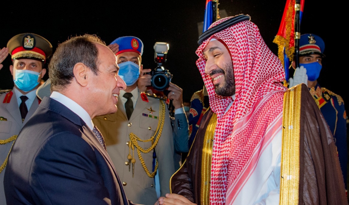 Egyptens president Abd al-Fattah al-Sisi och Saudiarabiens ledare Mohammed bin Salman, här vid ett tidigare möte i Kairo 2022. Foto: Bandar Aljaloud/saudiska hovet via AP/TT