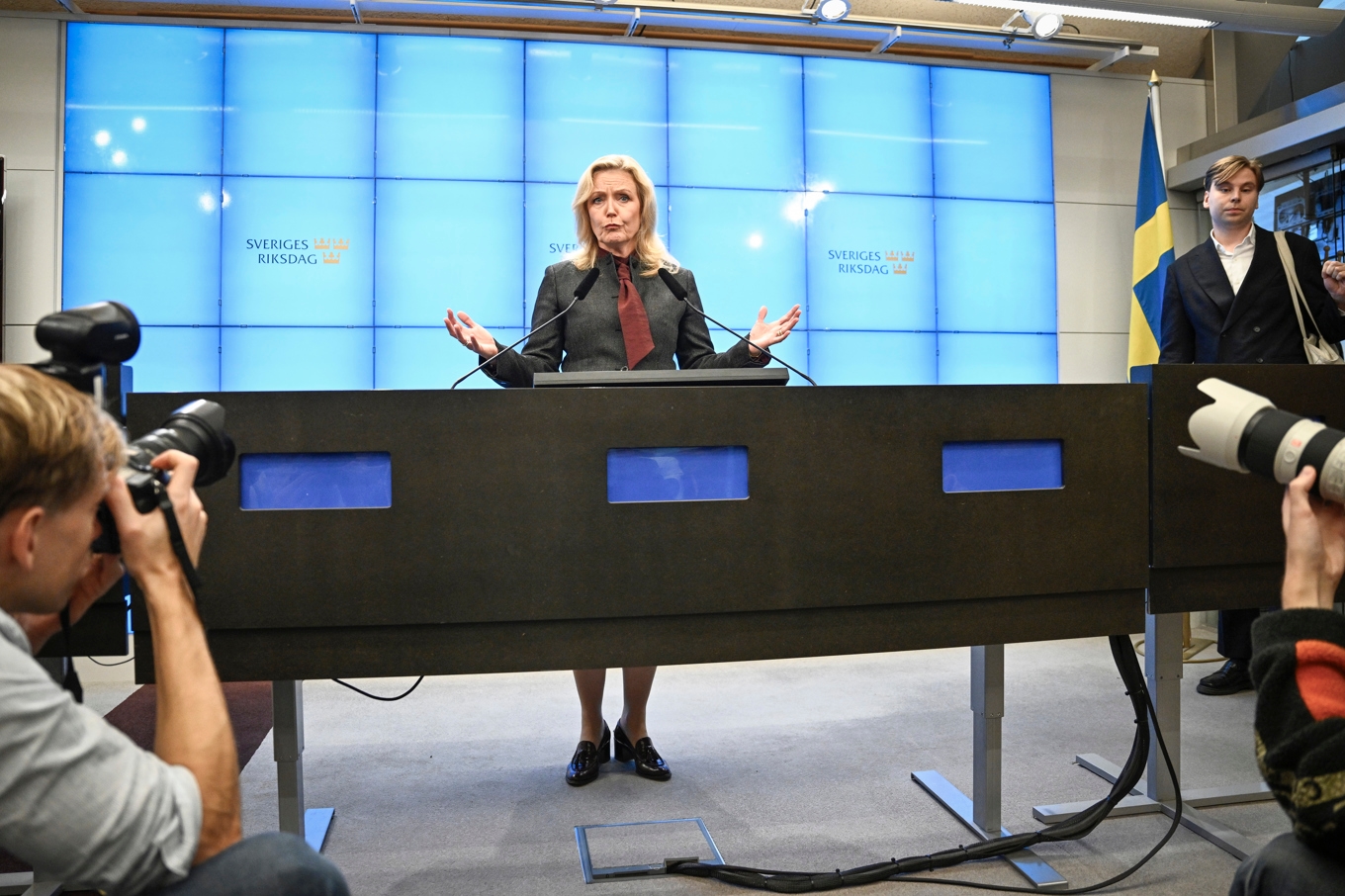 Centerpartiets partiledare Elisabeth Thand Ringqvist (C) håller pressträff efter sitt möte med talman Andreas Norlén. Foto: Fredrik Sandberg/TT