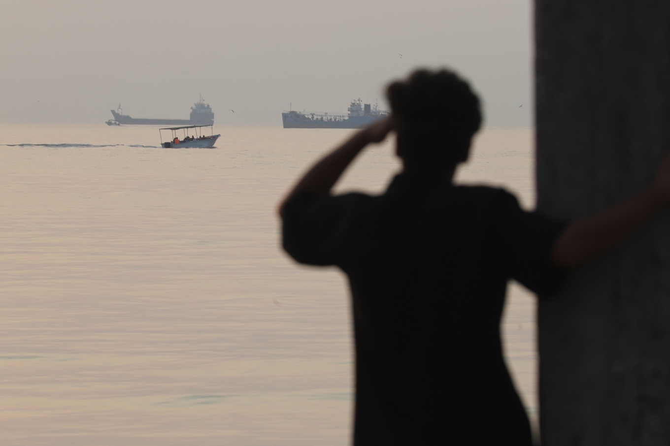 En man blickar ut mot Hormuzsundet från Bandar Abbas i Iran den 24 oktober. Foto: Amirhosein Khorgooi/Isna/AP/TT