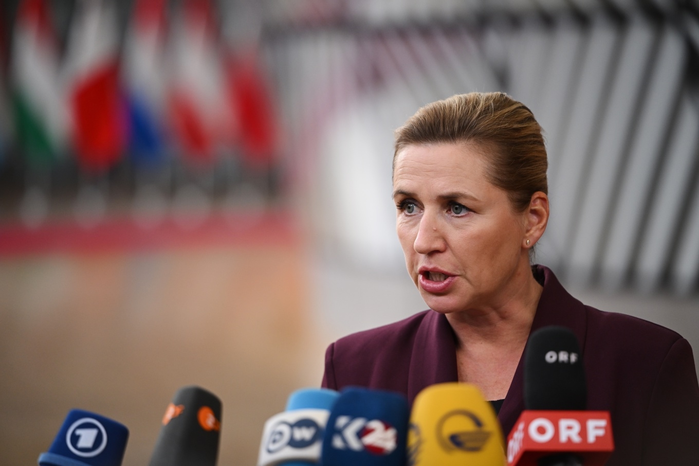 Danmarks statsminister Mette Frederiksen är mycket kritisk till samtalen mellan Norge, Finland och Ryssland. Bild tagen tidigare i oktober. Foto: Harry Nakos/AP/TT
