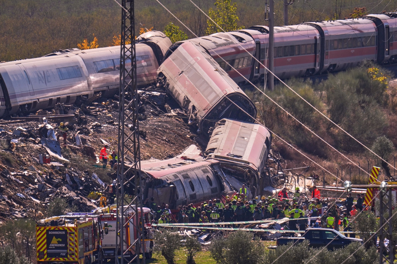 Räddningsarbetet är stort vid tågen, som krockade på onsdagsmorgonen. Foto: Manu Fernandez/AP/TT