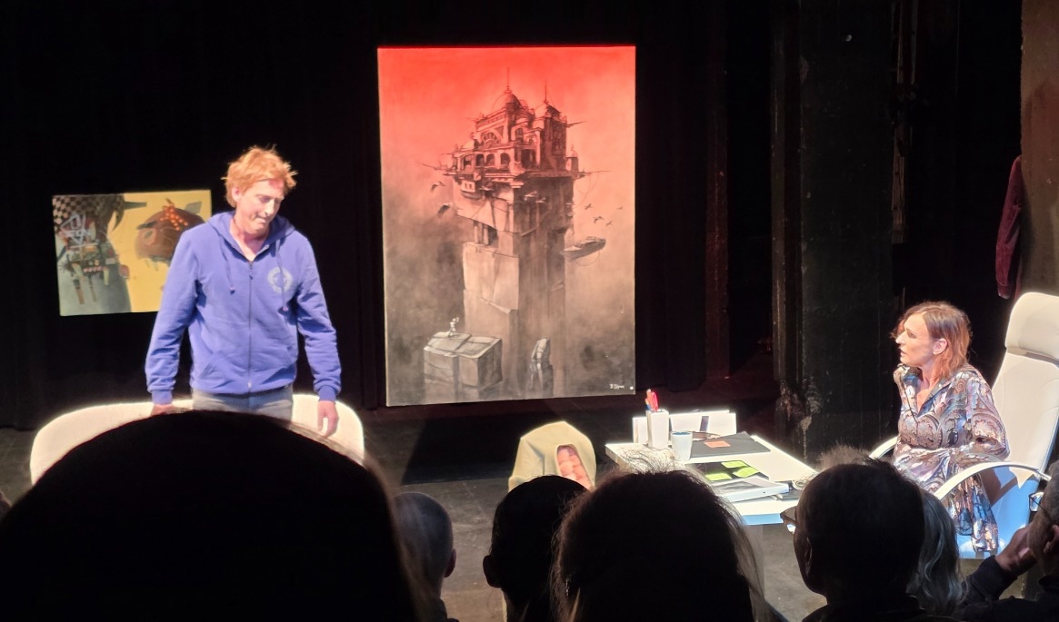 Skådespelaren och författaren Rasmus Dahlstedt agerar i ”Agent 08 – med rätt attityd”, en pjäs som han skrivit tillsammans med Ulf Hansson. Foto: Simon O. Pettersson