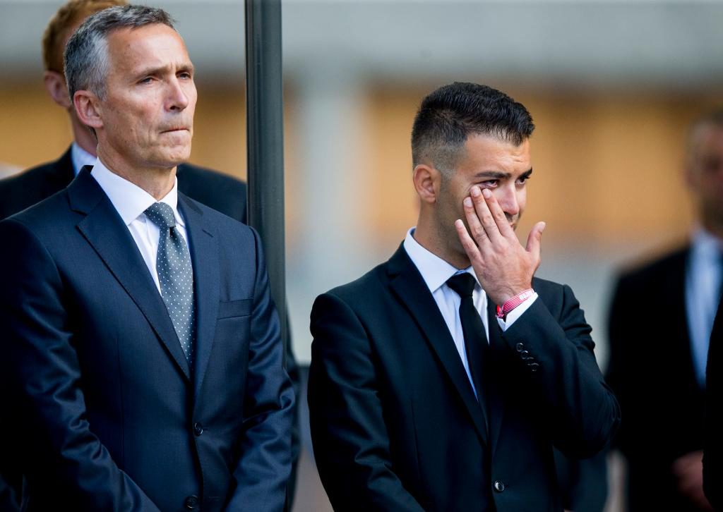 Natos generalsekreterare Jens Stoltenberg, tidigare socialdemokratisk statsminister, samt AUF:s ordförande Mani Hussaini vid minnesceremonin i Oslos regeringskvarter. (Foto: G. Vegard Wivestad /NTB Scanpix/TT)