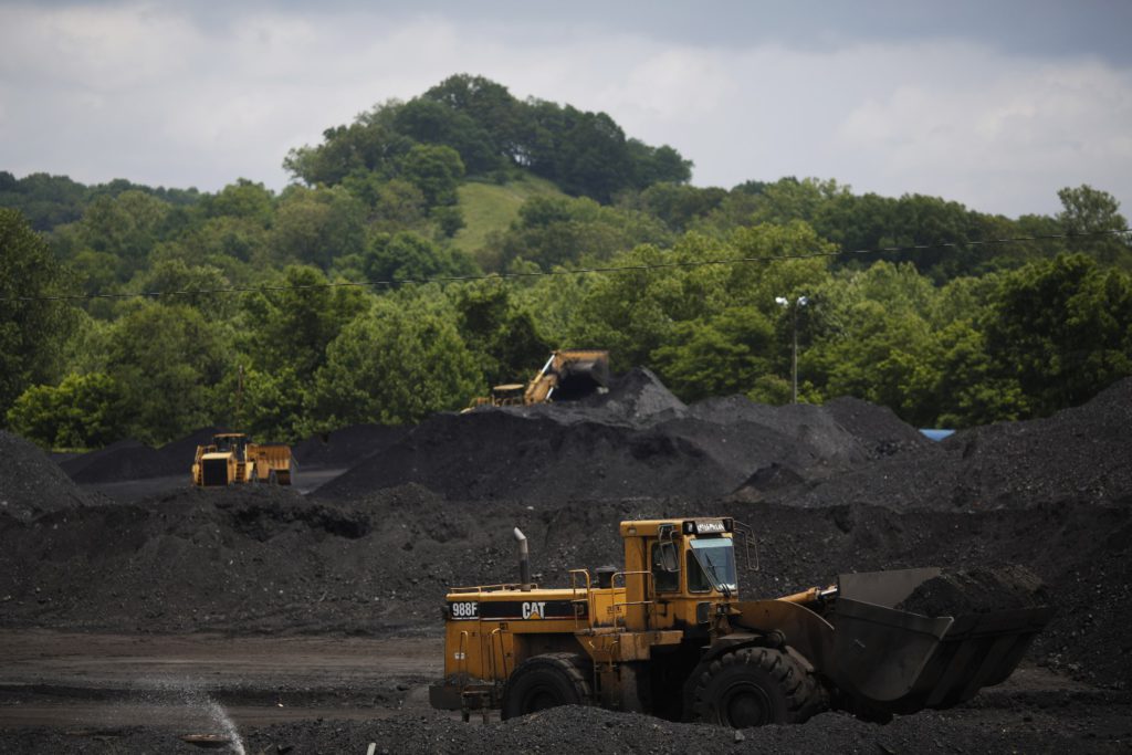 Grävmaskiner på ett kolupplag i Cattletsburg i Kentucky, USA. (Foto: Luke Sharrett /Getty Images)