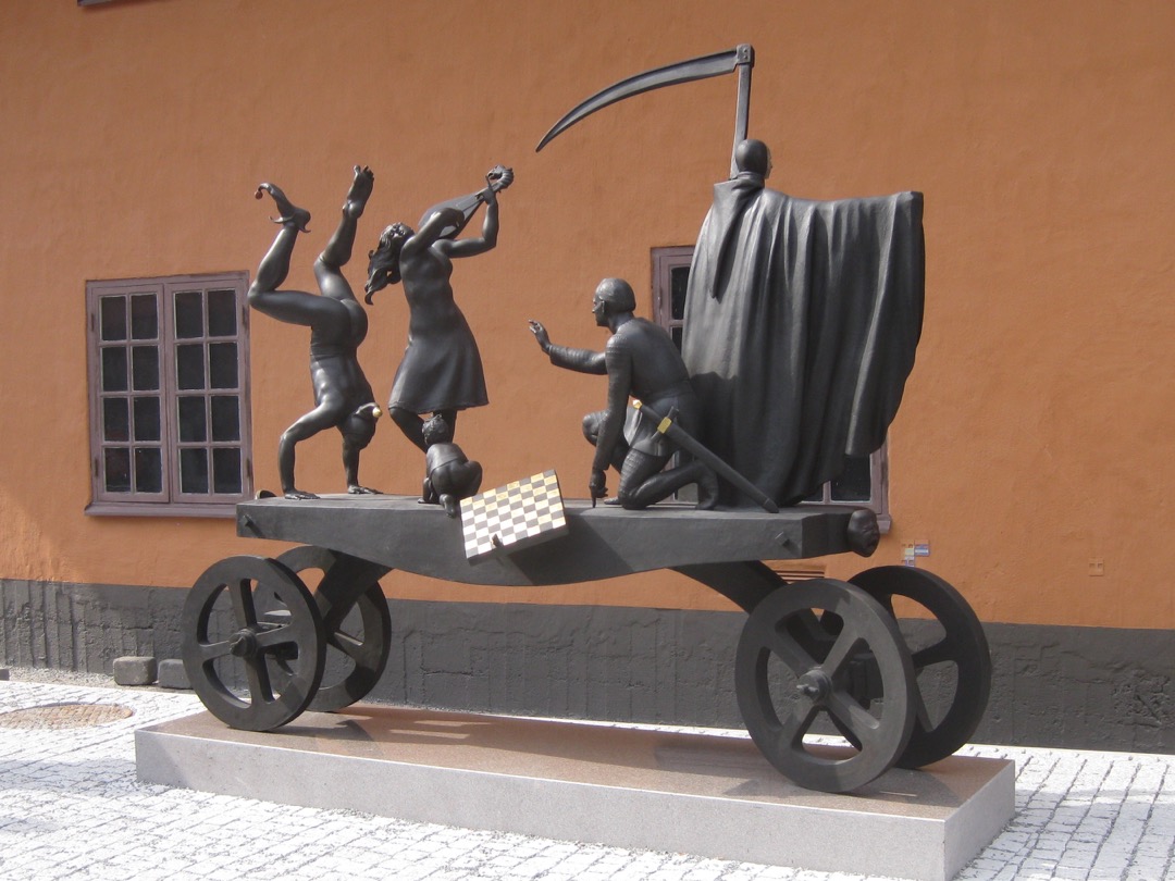 Peter Lindes bronsskulptur "Teatervagnen" som står utanför Filmstaden i Råsunda, är inspirerad av en scen ur Ingemar Bergmans film ”Det sjunde inseglet”. (Foto: Privat)