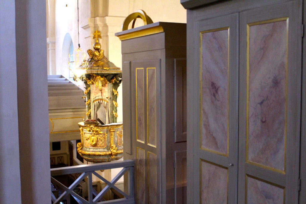 Orgeln har bland annat plockat upp detaljer från predikstolen på andra sidan rummet och från valven. Foto: Susanne W Lamm