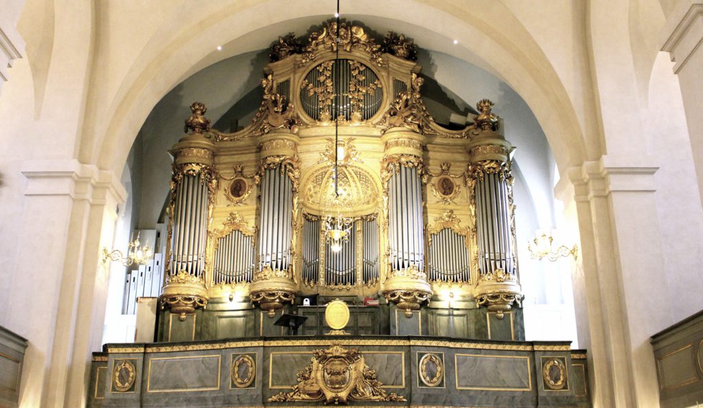 Den stora orgeln i Maria Magdalena kyrka har kvar sin originalfasad av Carl Fredrik Adelcrantz från 1744, som anses vara ett av den svenska rokokons främsta verk i sitt slag. Foto: Susanne W Lamm