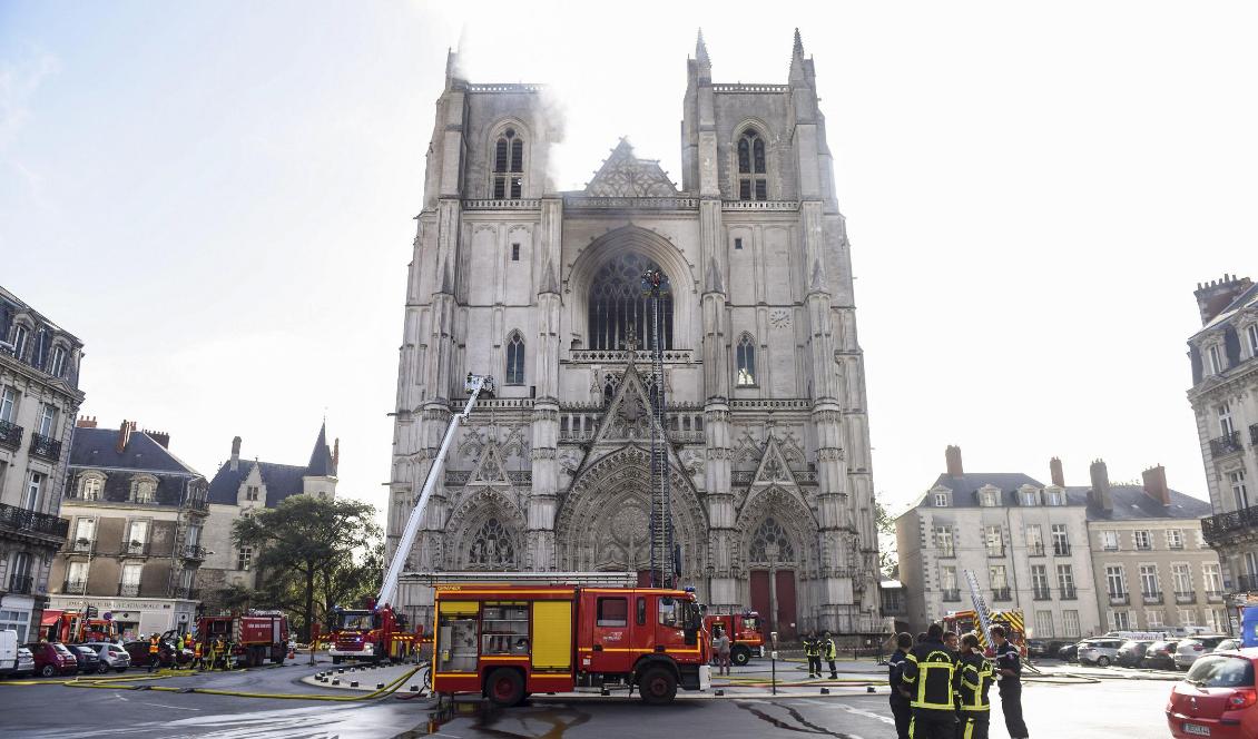 Brandmän under släckningsarbetet av den anlagda branden vid katedralen i Nantes i västra Frankrike den 18 juli 2020. Foto: Sebastien Salom-Gomis/AFP via Getty Images