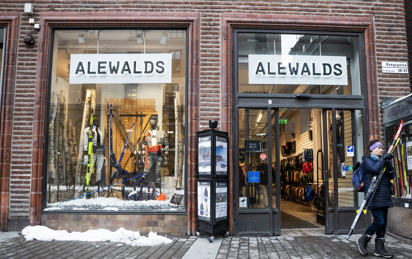 Skidor och vinterkläder går åt i och med att hela landet nu är snötäckt. Foto: Fredrik Sandberg/TT