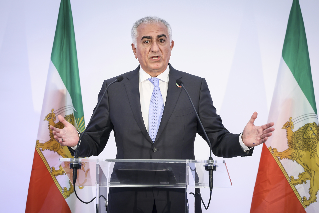 Reza Pahlavi, äldste son till den siste shahen av Iran, under en presskonferens i Paris i juni i fjol. Foto: Thomas Padilla/AP/TT