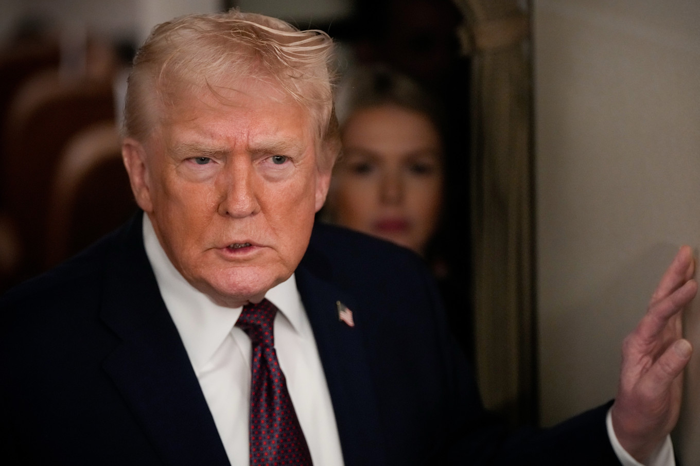 USA:s president Donald Trump om bord flygplanet Air Force One på söndagen. Foto: Julia Demaree Nikhinson/AP/TT