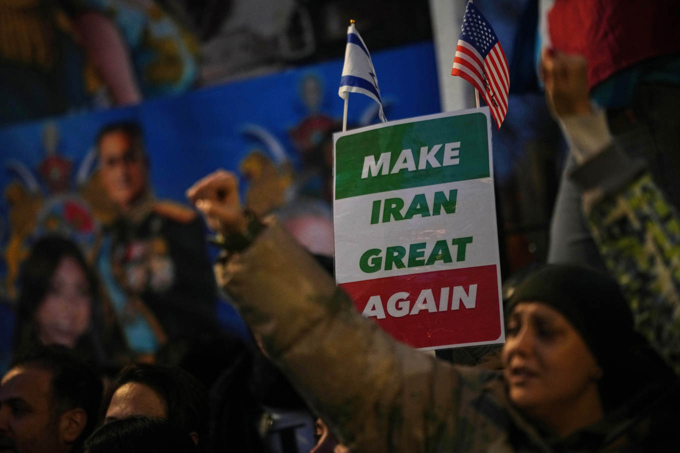 Demonstranter utanför den iranska ambassaden i London manar till ett amerikansk-israeliskt ingripande i Iran. Bild tagen på måndagen. Foto: Alastair Grant/AP/TT