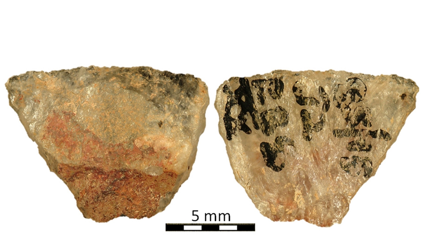 Fynden från Umhlatuzana Rock Shelter utgör de första direkta bevisen för jakt med förgiftade pilar. Bilden visar båda sidor av en av pilspetsarna. Till vänster syns spår av organiska lämningar där giftrester har hittats. Foto: Marlize Lombard/Stockholms universitet